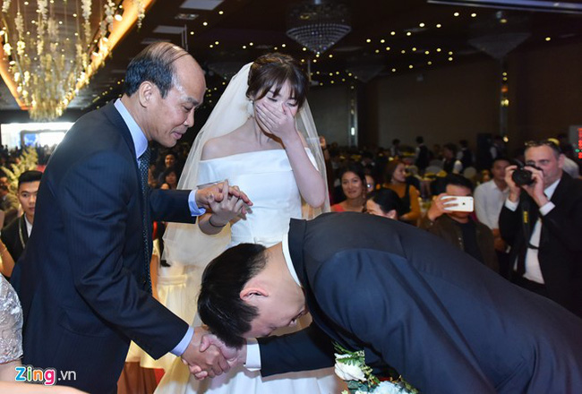Hành động đẹp của chú rể Trần Ngọc trong lễ cưới với cô dâu hot girl - Ảnh 8.