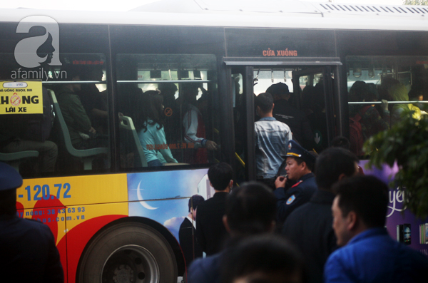 Người dân được đi xe buýt miễn phí từ bến Mỹ Đình sang các bến xe khác để về quê - Ảnh 9.