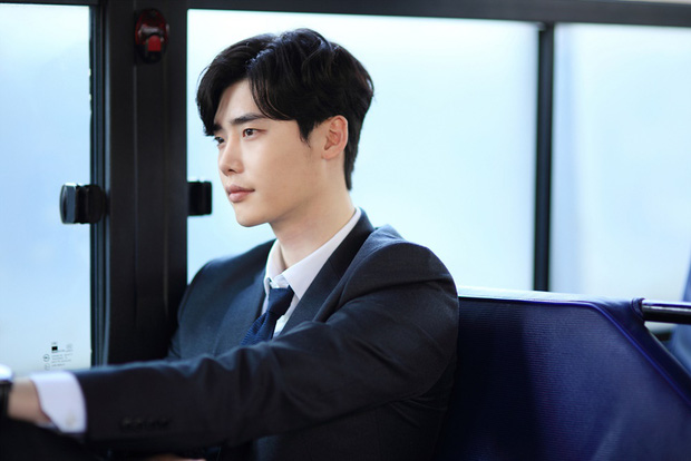 Sau khi hôn Suzy, Lee Jong Suk xuất hiện với hình ảnh công tố viên cực đẹp trai - Ảnh 10.