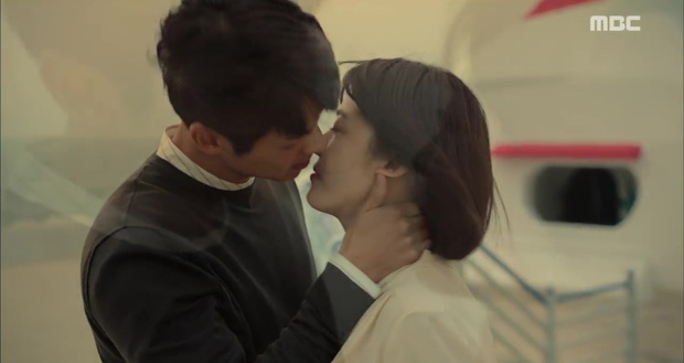 Ha Ji Won hôn trai đẹp kém 13 tuổi, còn chưa kịp vui đã phát hiện sự thật động trời - Ảnh 2. Ha Ji Won hôn trai đẹp kém 13 tuổi, còn chưa kịp vui đã phát hiện sự thật động trời - Ảnh 2.