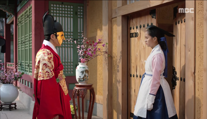 Yoo Seung Ho lại gây khó chịu khi ôm ấp vỗ về nữ phụ Mặt nạ quân chủ - Ảnh 6.
