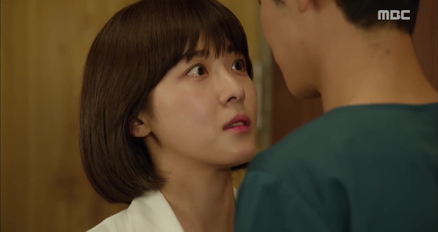 Ha Ji Won hôn trai đẹp kém 13 tuổi, còn chưa kịp vui đã phát hiện sự thật động trời - Ảnh 4. Ha Ji Won hôn trai đẹp kém 13 tuổi, còn chưa kịp vui đã phát hiện sự thật động trời - Ảnh 4.