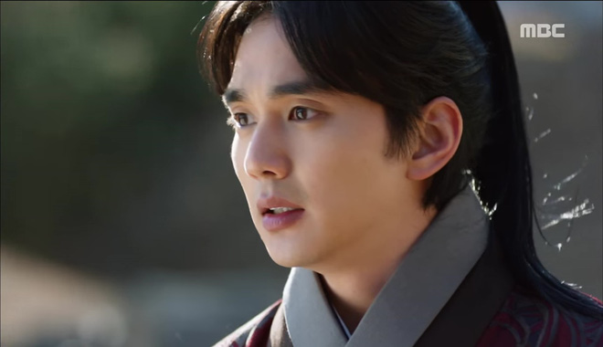 Yoo Seung Ho lại gây khó chịu khi ôm ấp vỗ về nữ phụ Mặt nạ quân chủ - Ảnh 9.