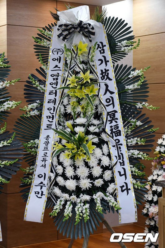 Hàng loạt ngôi sao nổi tiếng đau đớn òa khóc, ngất xỉu khi tới viếng Jonghyun (SHINee) - Ảnh 19.