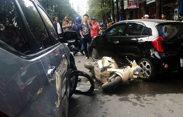 Hà Nội: Hàng chục thanh niên nâng xe ô tô cứu cháu bé dưới gầm sau vụ tai nạn - Ảnh 1.