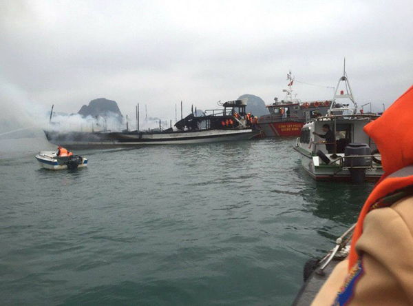Quảng Ninh: Cháy tàu du lịch, 21 người trong đó có 14 du khách may mắn thoát nạn - Ảnh 1.