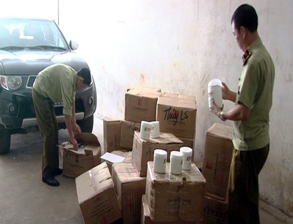 Bắt giữ 700kg kem ủ tóc không rõ nguồn gốc tuồn vào Việt Nam tiêu thụ - Ảnh 2.