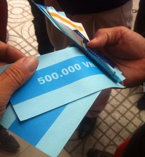 Hà Nội: Người dân tò mò khi cây ATM nhả tờ giấy in chữ 500.000 đồng thay vì tiền mặt - Ảnh 2.