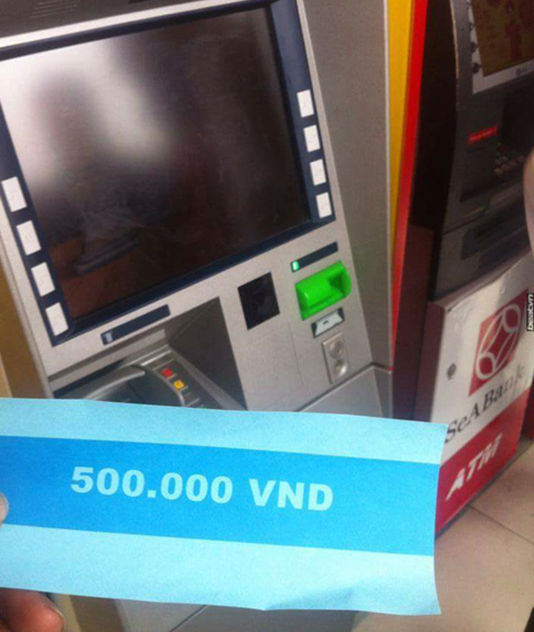 Hà Nội: Người dân tò mò khi cây ATM nhả tờ giấy in chữ 500.000 đồng thay vì tiền mặt - Ảnh 1.