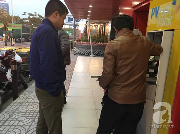 Hà Nội: Người dân tò mò khi cây ATM nhả tờ giấy in chữ 500.000 đồng thay vì tiền mặt - Ảnh 4. Hà Nội: Người dân tò mò khi cây ATM nhả tờ giấy in chữ 500.000 đồng thay vì tiền mặt - Ảnh 4.