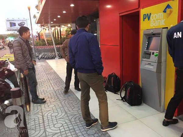 Hà Nội: Người dân tò mò khi cây ATM nhả tờ giấy in chữ 500.000 đồng thay vì tiền mặt - Ảnh 5.