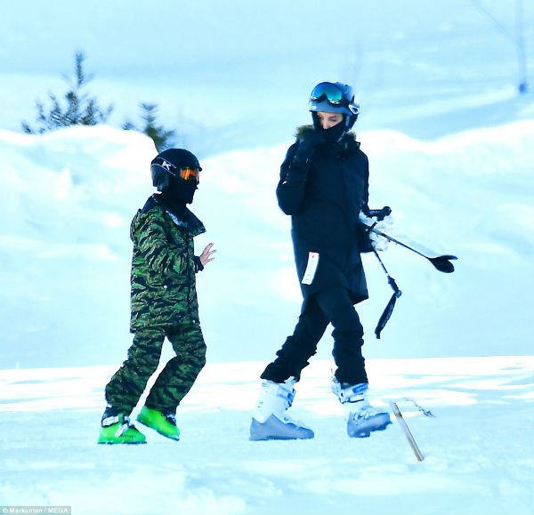 6 nhóc tỳ nhà Angelina Jolie khoái chí đi trượt tuyết cùng mẹ - Ảnh 2.