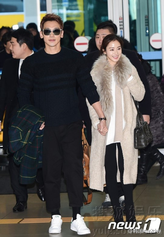 Vợ chồng son Kim Tae Hee - Rain nắm tay đi trăng mật Bali, lần đầu công khai xuất hiện bên nhau - Ảnh 1.