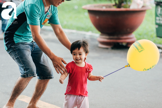 Trẻ em đón Tết khắp phố phường, công viên, và cả ga tàu... - Ảnh 1.