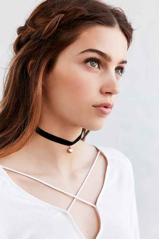 Vòng cổ choker và những biến tấu đủ khiến nàng nào cũng phải mê mệt - Ảnh 1.