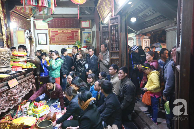 Người dân đứng ngồi vạ vật bên ngoài chờ đến nửa đêm để vào dự lễ phát ấn đền Trần - Ảnh 2.
