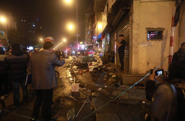 Hà Nội: Ô tô Yaris mất lái đâm hàng loạt xe máy, ít nhất 8 người nhập viện - Ảnh 1.