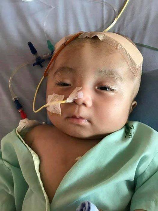Em bé não úng thủy bị bỏ rơi trước cổng chùa đã ngưng thuốc, được đưa từ Singapore về Việt Nam - Ảnh 1.