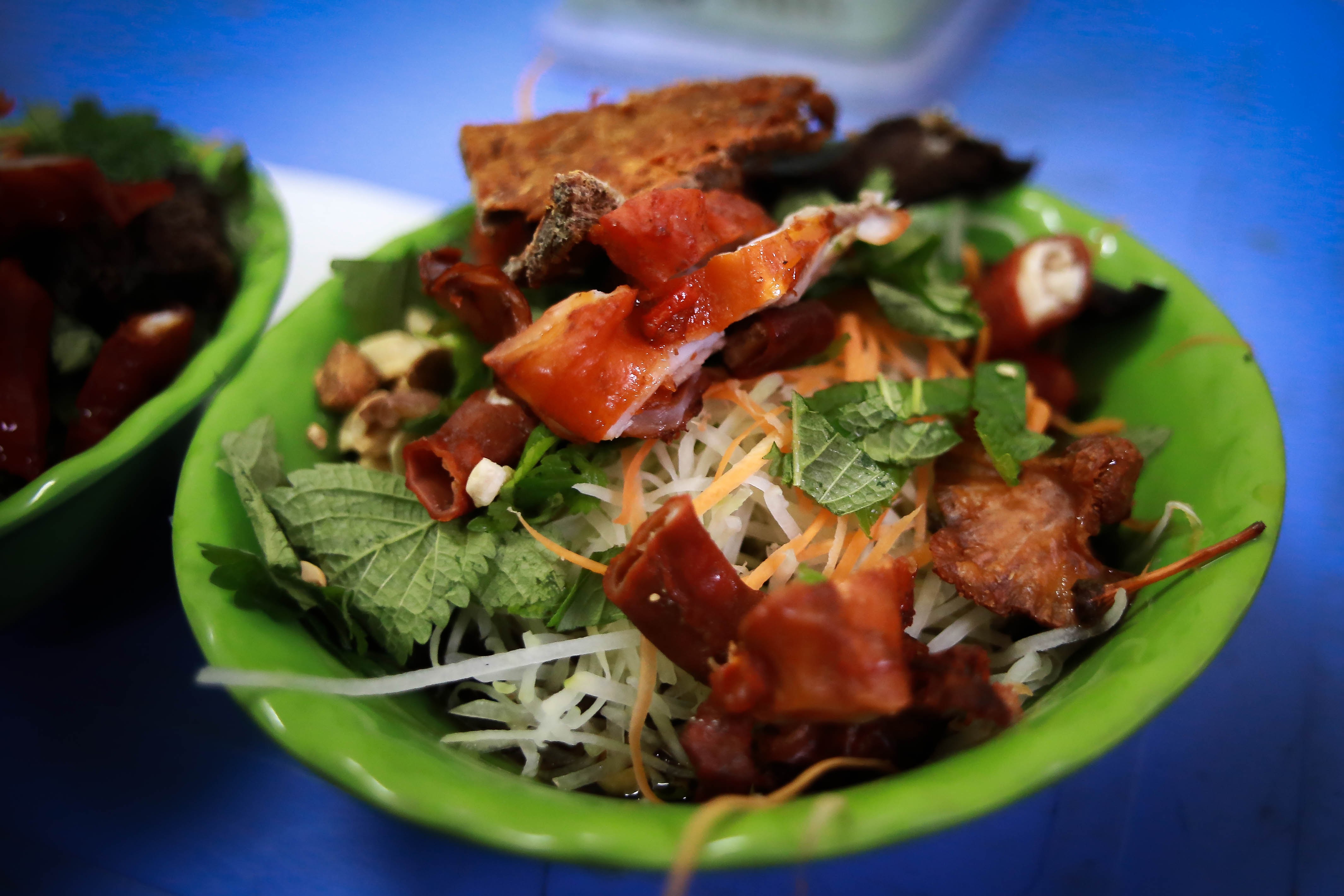 L&ecirc;n phố cổ thưởng thức nộm t&aacute; lả, lắng nghe triết l&yacute; l&agrave;m đủ ăn bền vững, kh&ocirc;ng cần gi&agrave;u của bố gi&agrave; vui t&iacute;nh - Ảnh 1.