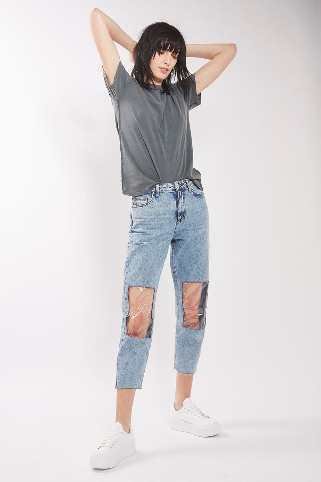 Các hãng thời trang liên tiếp tung ra những kiểu quần jeans lạ đời khiến dân tình mắt tròn mắt dẹt - Ảnh 1.
