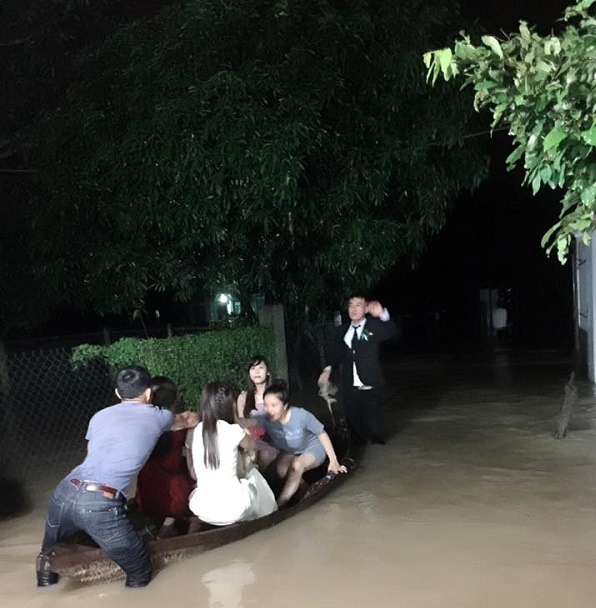 Đi tiệc cưới ngoài trời sang chảnh, hàng trăm khách đội áo mưa, nilon ăn búp phê toàn canh - Ảnh 12.