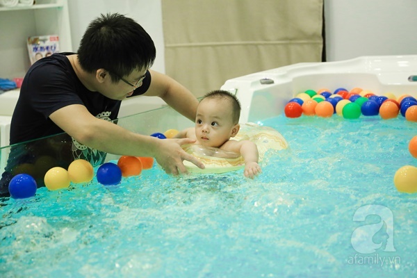 Đột nhập trung tâm mát-xa dưới nước cho trẻ sơ sinh xem các bé bơi nổi từ 5 tuần tuổi - Ảnh 4.
