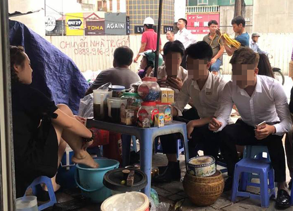 Hà Nội: Xuất hiện video cô gái trẻ rửa chân trong xô trà đá xong rót bán cho khách - Ảnh 3.
