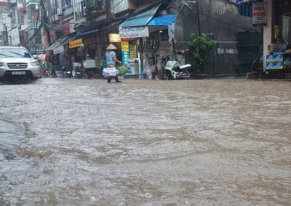 Ảnh hưởng của hoàn lưu bão số 2, Hà Nội mưa lớn, nhiều khu phố đã bị ngập - Ảnh 1.