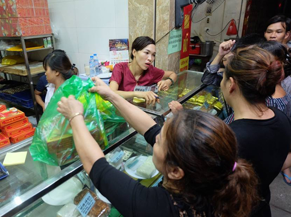 Hà Nội: Nửa đêm, hàng trăm người dân vẫn xếp hàng dài, chờ đợi hơn 30 phút để mua bánh Trung thu - Ảnh 7.
