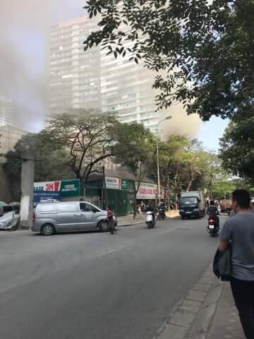 Hà Nội: Cháy lớn ở garage ô tô trên đường Ngụy Như Kon Tum, khói đen bốc lên nghi ngút, từ xa cũng nhìn thấy - Ảnh 1.