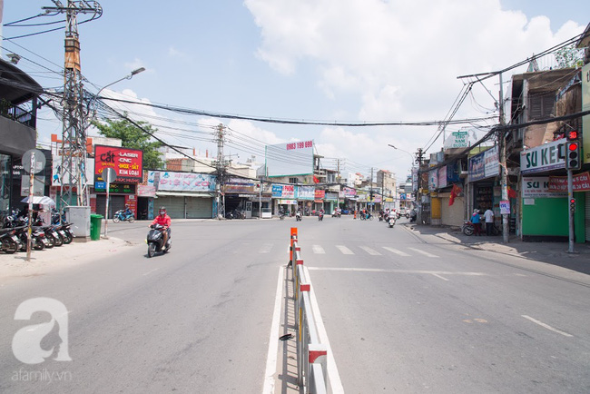 Ngắm đường phố Sài Gòn vừa lạ vừa quen, thưa vắng bất ngờ trong kỳ nghỉ lễ - Ảnh 2.