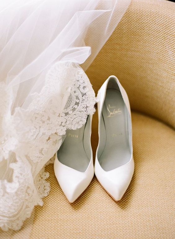 7 mẫu giày đẹp nín thở dành riêng cho các cô dâu trong ngày trọng đại - Ảnh 3.