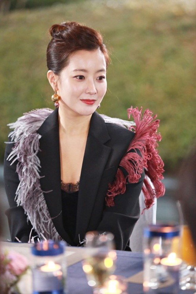 Mỹ nhân không tuổi Kim Hee Sun dát hàng hiệu không đếm xuể trong Phẩm chất quý cô - Ảnh 13.