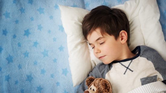 Giúp trẻ đi ngủ dễ dàng với 3 bài tập đơn giản - Ảnh 2.