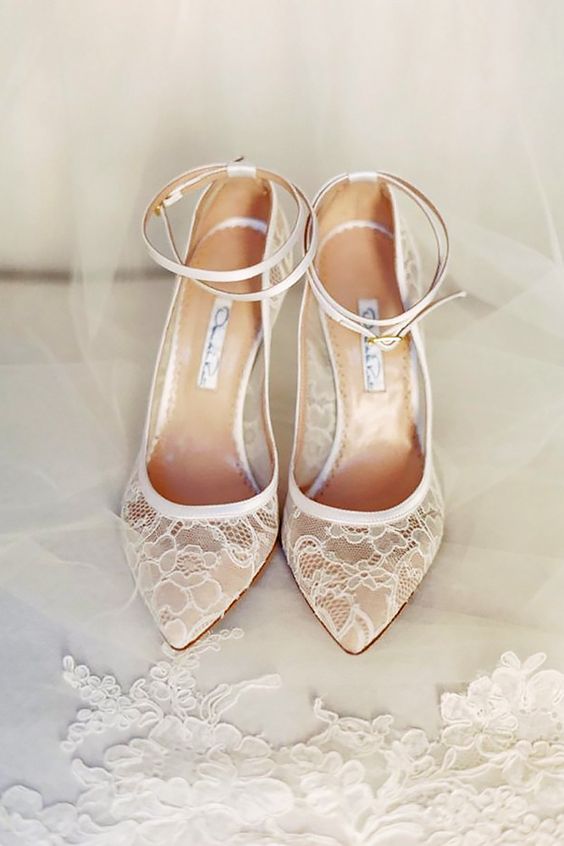 7 mẫu giày đẹp nín thở dành riêng cho các cô dâu trong ngày trọng đại - Ảnh 5.
