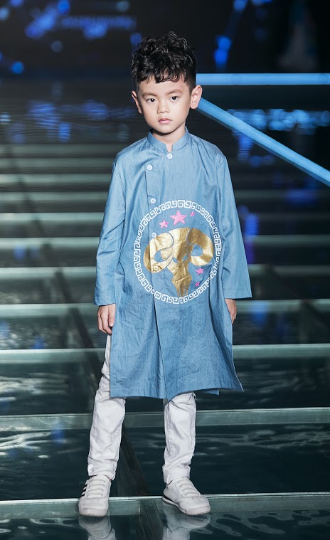 Nhóc tì nhà Tim và Trương Quỳnh Anh siêu tự tin cùng bố mẹ trên sàn diễn của Tuần lễ thời trang 2017 - Ảnh 9.