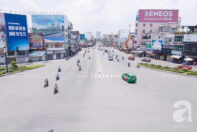 Ngắm đường phố Sài Gòn vừa lạ vừa quen, thưa vắng bất ngờ trong kỳ nghỉ lễ - Ảnh 9.