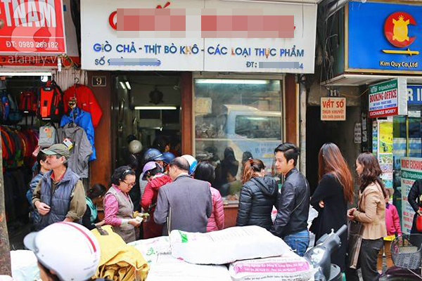 29 Tết, người Hà Nội xếp hàng mua bánh chưng, giò chả gia truyền - Ảnh 1.