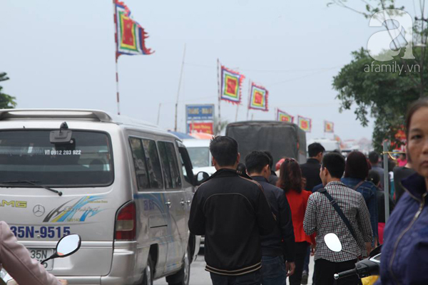 Nam Định: Dân đổ đi chợ Viềng sớm nửa ngày khiến mọi nẻo đường ùn tắc kinh hoàng - Ảnh 1.