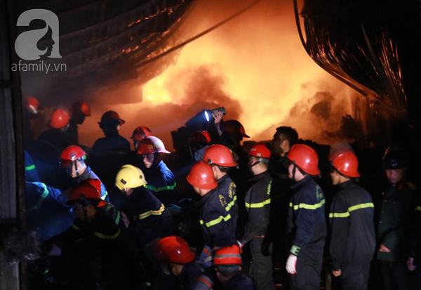Hà Nội: Cháy lớn tại phố Minh Khai trong đêm Valentine - Ảnh 1.
