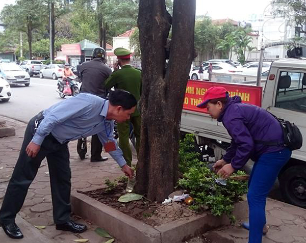 Hà Nội: Thu được 62 triệu đồng từ việc phạt người tiểu bậy và xả rác bừa bãi trong 2 ngày - Ảnh 1. Hà Nội: Thu được 62 triệu đồng từ việc phạt người tiểu bậy và xả rác bừa bãi trong 2 ngày - Ảnh 1.