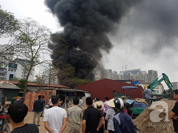 Hà Nội: Cháy kho hàng trên phố Trần Kim Xuyến, cột khói bốc cao hàng chục mét - Ảnh 5.