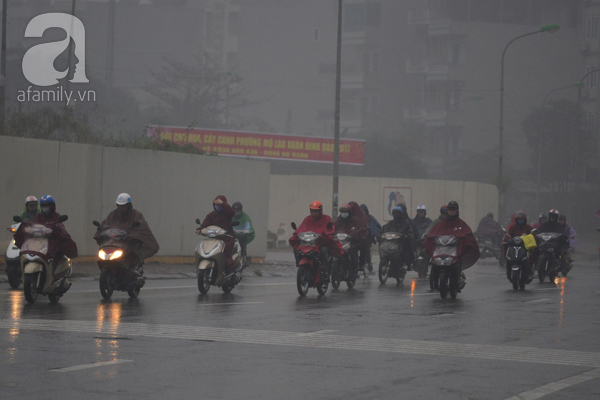 Trời mưa lạnh và sương mù, đường phố Hà Nội tối om, tắc nghẽn dài từ sáng sớm - Ảnh 2.