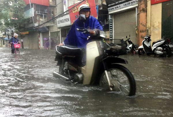 Ảnh hưởng của hoàn lưu bão số 2, Hà Nội mưa lớn, nhiều khu phố đã bị ngập - Ảnh 2.