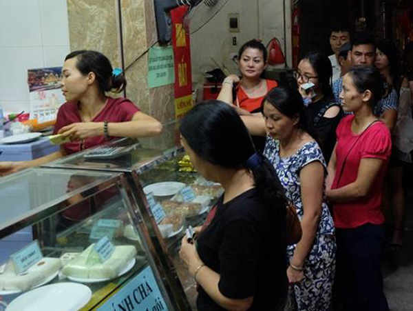 Hà Nội: Nửa đêm, hàng trăm người dân vẫn xếp hàng dài, chờ đợi hơn 30 phút để mua bánh Trung thu - Ảnh 8.