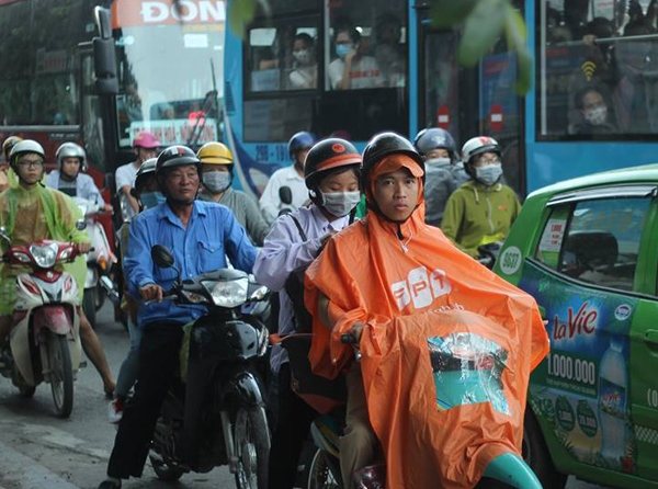 Hà Nội: Kết thúc ngày nghỉ lễ, giao thông Thủ đô ùn ứ nhưng dễ thở hơn nhiều lần so với trước - Ảnh 5.