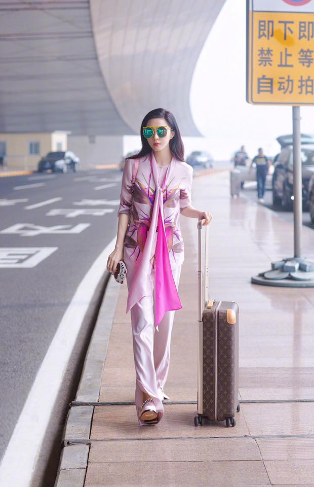 Phạm Băng Băng đẹp xuất sắc trong loạt ảnh không qua chỉnh sửa tại Paris Fashion Week - Ảnh 8. Phạm Băng Băng đẹp xuất sắc trong loạt ảnh không qua chỉnh sửa tại Paris Fashion Week - Ảnh 8.