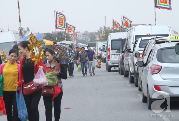 Nam Định: Dân đổ đi chợ Viềng sớm nửa ngày khiến mọi nẻo đường ùn tắc kinh hoàng - Ảnh 2.