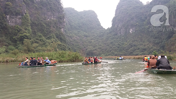 Bất chấp nguy hiểm, người lớn, trẻ nhỏ không mặc áo phao khi qua sông ở KDL Tràng An - Ảnh 3.