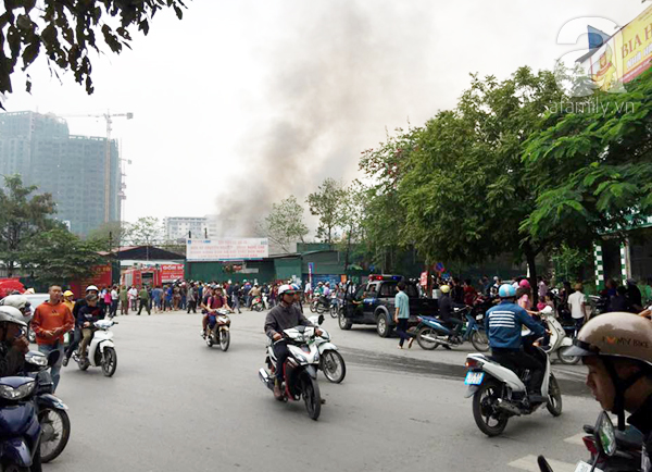 Hà Nội: Cháy kho hàng trên phố Trần Kim Xuyến, cột khói bốc cao hàng chục mét - Ảnh 6.